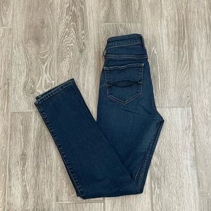 Abercrombie and Fitch Woman’s Straight Mid Rise dark jean size 4s (27w, 29L)